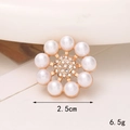 Dettaglio gioiello scarpa a fiore con perle da 2,5cm con cristallo e base dorata - Stile Fibbia per Scarpe Trasparente / Stile Fiore Perla (C435)