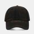 Détails d'une casquette en coton délavé avec trous usés vintage et coutures de visière - Réglable / Noir
