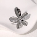 Anillo minimalista de acero inoxidable plateado con diseño de flor de cinco pétalos - Color Acero