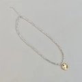 Dettaglio della collana con pendente dorato e perline argentate brillanti - Stile Ciondolo a Disco Rotondo (B-258)