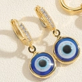 Detalle de pendientes Ojo Turco bañados en oro 14K con resina azul y circonitas - Estilo Pendientes Ojo del Mal (ER2150) / Dorado