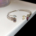 Nahaufnahme des zweilagigen silbernen Armreifs mit bunten Zirkonsteinen auf Display - Armband-Silber-Mehrfarbig (3er-Set)