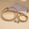 Detalle del conjunto de joyas doradas con strass incluyendo collar, pulsera y pendientes - Set de 3 piezas / Dorado