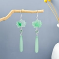Detalle de pendientes de loto verde claro con colgante de gota en una rama de madera - Pendientes de Gota de Agua de Loto Verde Claro(E3723-1)