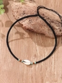 Collana bohémien con conchiglia e corda nera con perle turchesi su fondo di legno - Sx585 - Collana Di Conchiglie