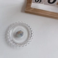 Pinza para el cabello minimalista con forma de concha azul y dorado en plato de vidrio - Azul y Blanco