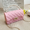 Rosa gesteppte Jelly-Tasche mit Perlengriff und goldener Kette auf Holzgrund - Rosa (Perlengriff)