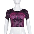 Détail du motif géométrique rose vif sur un t-shirt court noir pour femme - S / Manches Courtes Rose