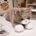 Lebensechtes graues Plüschtier Katze in liegender Pose mit weichem Langhaar-Plüsch - Khaki Tiger Katze / 45cm