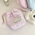 Detalle de la bolsa acolchada de rayas rosas con textura de corazón suave y cordón ajustable - Rayas rosas de corazón