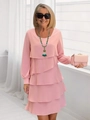 Dettaglio dell'abito rosa a balze con maniche lunghe e collana di perline abbinata - S / Rosa