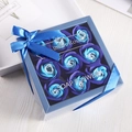 Blau-weiße Seifenblumen-Rosen in einer quadratischen Geschenkbox mit blauer Schleife - 9 Stück / Verlauf Blau