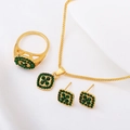Goldenes 4-teiliges Schmuckset mit grünen Kleeblatt-Steinen auf weißer Seide - Halskette+Ring+Ohrringe+Armband / Gold / Grüner Zirkonia