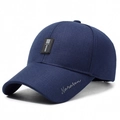 Dunkelblaue Baseballkappe mit Rautenstruktur und Narason Leder-Patch in 45-Grad-Ansicht - Verstellbar / Marineblau