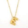 Collana dorata con ciondolo a lettera E stile palloncino su una raffinata catena a sfere - Oro - E