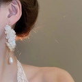 Détail de boucle d'oreille fleurie avec pétales et perle goutte sur un mannequin femme - 52# Blanc-Fleur (Tige de boucle d'oreille en argent)