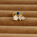 Vue macro d'une puce d'oreille dorée avec saphir bleu, opale et zircon sur velours - Y25048-5 Or (Grappe de gemmes bleues)