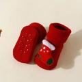 Detail von roten Weihnachts-Babysocken mit rutschfesten Noppen und festlichen 3D-Patches - S (0-1 Jahr) / Stiefel