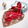 Pañuelo cuadrado de seda roja vintage con estampado de leopardo y cadena de oro - 90x90cm / Rojo