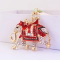 Llavero de elefante brillante con diamantes de imitación rojos y metal dorado - Rojo