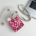 Dettaglio ravvicinato della mini borsa porta cellulare in maglia con motivo floreale - Fiore Coreano Rosa Rosso