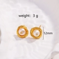 Vue détaillée des boucles d'oreilles en or 18k avec perles blanches et taille 12mm - Clous d'Oreilles Perles Cadre Torsadé (Style 6)