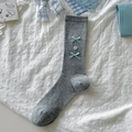 Grey ballet-style mid-calf ribbed socks with light blue ribbons and purple flower - One Size / Button Grey