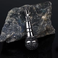 Pendaglio a microfono hip hop in metallo nero con micro-pave su sfondo di roccia scura - Solo Pendente Colore Acciaio Con Zircone Nero