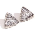 Pendientes triangulares de plata con textura tejida sobre fondo blanco minimalista - Color Acero