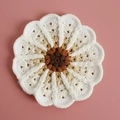 Handgemaakte gehaakte onderzetter met verloop van bruin, beige en wit bloempatroon - Wit Verloop