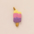 Dettaglio ravvicinato di un ciondolo gelato in smalto tricolore giallo rosa e viola - Pendaglio Gelato