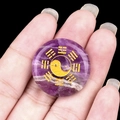 Handgehaltene 25mm Amethyst-Scheibe mit goldenem Yin-Yang und Bagua-Gravuren - Amethyst