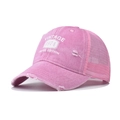 Détail de la casquette vintage rose avec filet à l'arrière et visière à effet usé - Rose