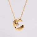 Detalle del colgante en forma de C dorado con diseño de rombos y circonita brillante - Dorado