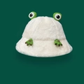 Dettaglio del cappello a secchiello a rana in peluche bianco con texture morbida - Bianco