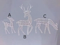 Drei weiße Rentier-Weihnachtsfiguren aus Eisen mit Spitzenmuster in verschiedenen Posen - Stil A (Knopfzellen-Lichterkette)