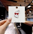Spilla a coniglio carina in smalto bianco con fiocco rosso su cartoncino dorato - Coniglio con Papillon