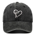Dettaglio del ricamo a cuore e croce su berretto da baseball vintage lavato - Taglia unica / Nero