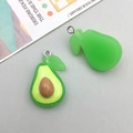 Simpatico ciondolo a forma di avocado in resina con anello in metallo per gioielli DIY - Avocado in resina verde / 17*27mm