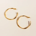 Goldene klobige Creolen mit stylischem gedrehtem C-Design und glänzendem Metall-Finish - Gold