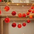 Catena luminosa natalizia con lampadine rosse sfaccettate e calda luce soffusa - 1,5m 10-LED Alimentato a Batteria / Sfera Rossa Galvanizzata di Natale