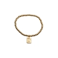 Dettaglio del bracciale elastico con perline dorate e ciondolo quadrato con la lettera D - Lettera D