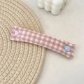 Dettaglio dell'organizzatore cavi in tessuto a quadretti rosa con bottone a cuore - Quadretti Rosa