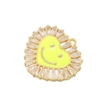 Gros plan d'un pendentif coeur avec smiley en émail jaune et zircons brillants - Jaune