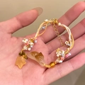 Nahaufnahme eines handgewebten Armbands mit Kätzchen- und Sternenanhängern aus Harz - Gelbe Katze Stil (HB3636)
