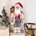 Detail der 45 cm großen Weihnachtsmann-Figur mit Strickmantel, Laterne und Geschenksack - Graue Schneeflockenmütze Stil