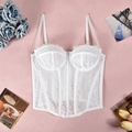 Dettaglio di un corsetto bianco in pizzo con mesh trasparente e stecche strutturate - S / Bianco