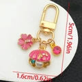 Vista de detalle del llavero de flor de concha rosa con medidas 5 cm de alto y 1,6 cm de ancho - Rosa Concha Flor de Cerezo (ER1271)