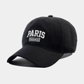 Vue détaillée de la broderie 3D blanche PARIS FRENCH sur une casquette en coton noir de qualité - Noir