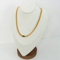 Collar de cadena cubana dorada con una circona rectangular verde esmeralda - Collar de circonita rectangular dorado